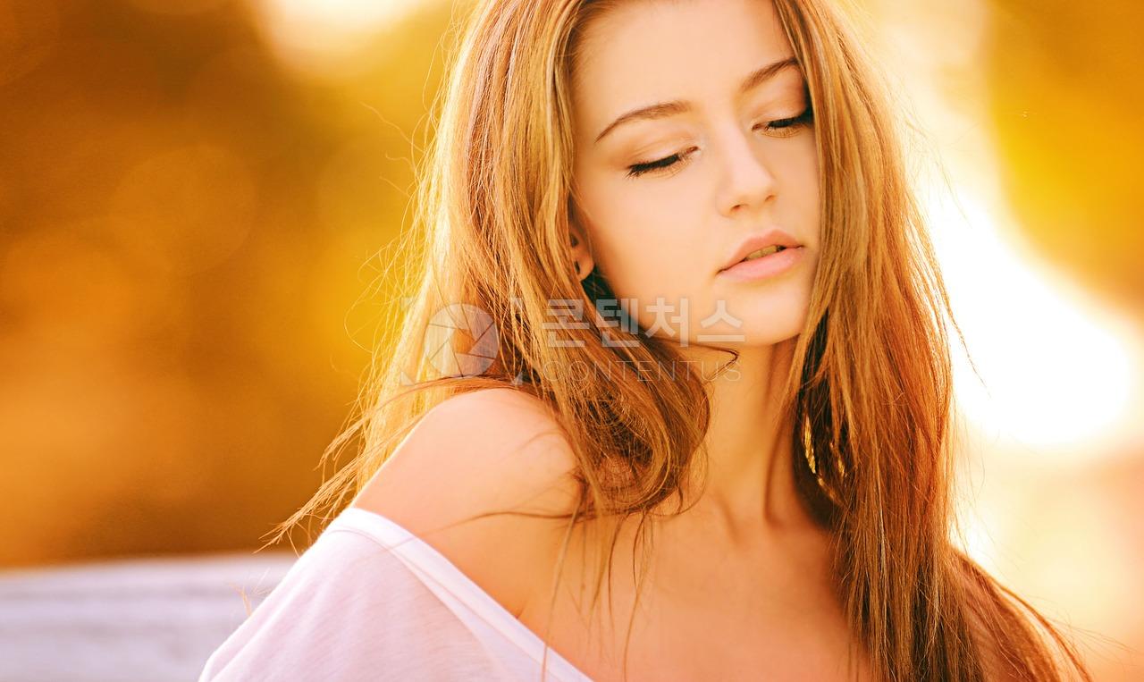 해외 여자모델 금발 미소녀 드레스 머리 사람 여성 목 노란색 패션 햇빛